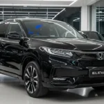 Honda Elevate Elite Pack के साथ ब्लैक ग्रिल, एंबिएंट लाइटिंग और स्पॉयलर के साथ शो-रूम डिस्प्ले पर दिख रही SUV