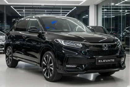 Honda Elevate Elite Pack के साथ ब्लैक ग्रिल, एंबिएंट लाइटिंग और स्पॉयलर के साथ शो-रूम डिस्प्ले पर दिख रही SUV